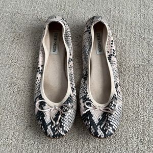 Barely worn Steve Madden faux snake skin ballet flats